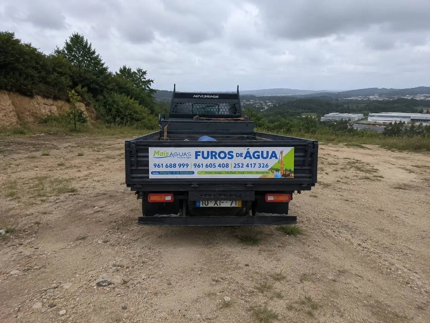 Viatura da Mais Águas numa paisagem do Norte de Portugal